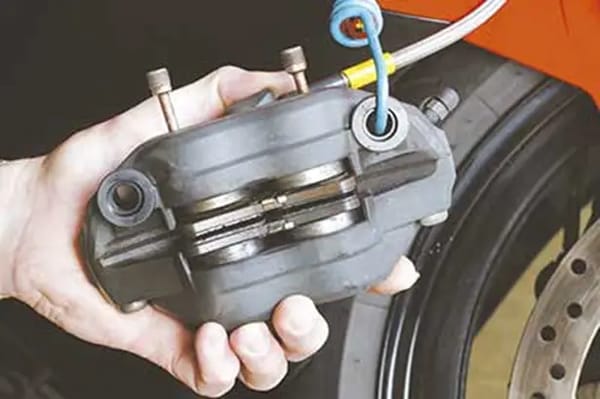 Replace the brake pads motorcycle